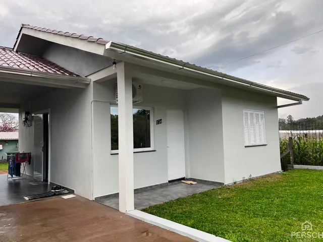 Fachada de uma casa residencial com jardim em Lajeado, Brasil.