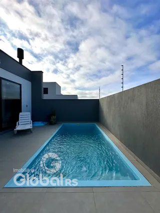 Vista externa de uma piscina e parede de um imóvel em Lajeado.