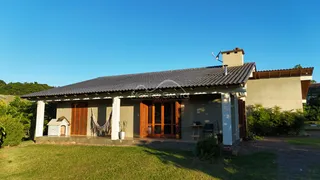 Fachada de uma casa em Lajeado, Brasil, com varanda coberta e jardim gramado.