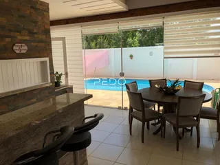Sala de jantar com vista para a área da piscina externa.