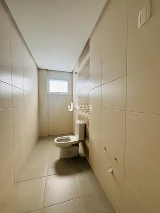 Corredor interno com paredes revestidas de azulejos.