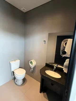 Foto de um banheiro interno em um imóvel.