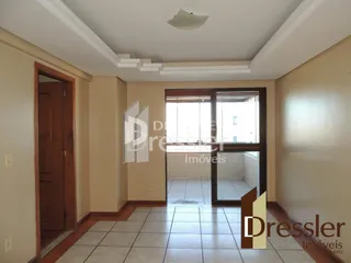Uma sala interna com paredes claras e piso de cerâmica.