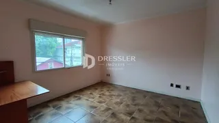 Sala de estar com piso de cerâmica e janela.