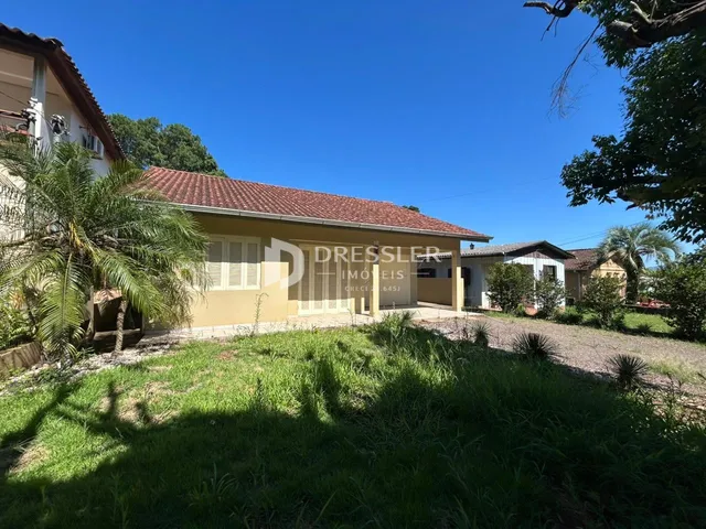 Fachada de uma casa residencial em Lajeado, Brasil, com jardim na frente.