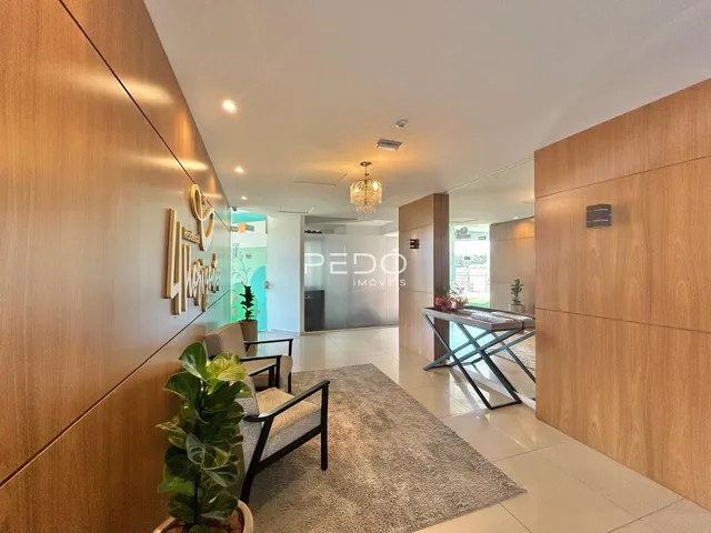 Hall de entrada moderno com painéis de madeira e piso claro.