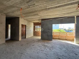 Espaço interno de uma construção em concreto bruto.