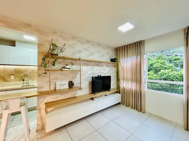 Sala de estar com decoração moderna e piso claro.