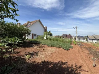 Fachada de uma residência em Lajeado, Brasil, com vegetação no primeiro plano.
