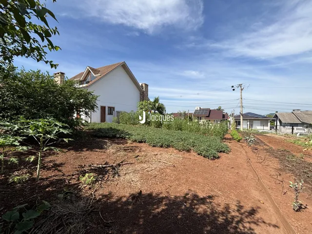 Fachada de uma residência em Lajeado, Brasil, com vegetação no primeiro plano.