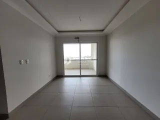 Interior de um corredor com piso de cerâmica e paredes brancas.