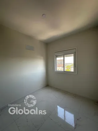 A sala apresenta paredes brancas e piso de cerâmica.