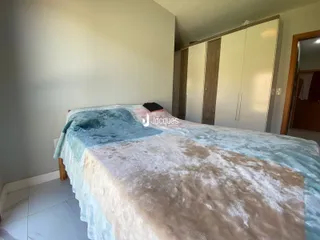 Quarto com cama e armários em um imóvel.