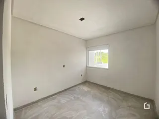 Ambiente interno de um cômodo vazio em um imóvel.