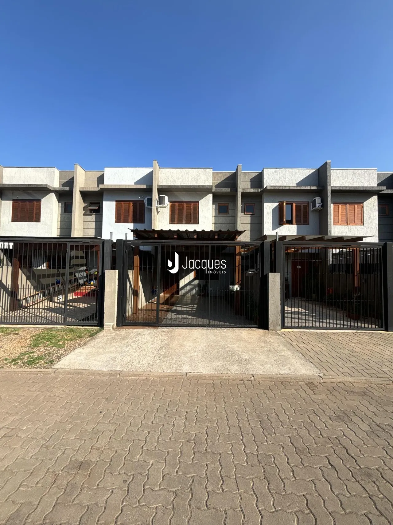 Fachada de um prédio residencial em Lajeado, Brasil, com portão de ferro.