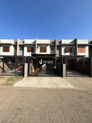 Fachada de um prédio residencial em Lajeado, Brasil, com portão de ferro.