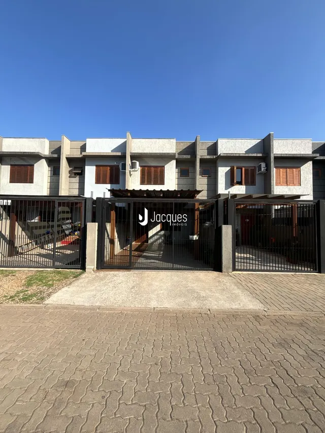 Fachada de um prédio residencial em Lajeado, Brasil, com portão de ferro.