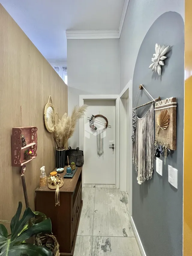 Hall de entrada com decoração rústica e paredes em tons neutros.