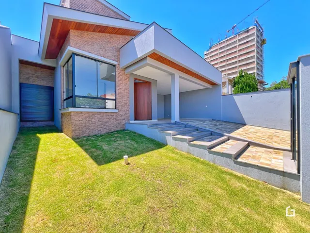 Fachada de uma casa moderna com jardim e área externa em Lajeado, Brasil.
