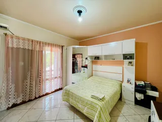 Quarto com cama e armário em ambiente claro.