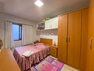 Quarto com cama e armários de madeira.