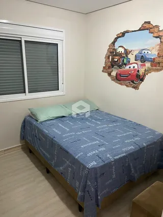 Quarto com cama e janela em ambiente interno.