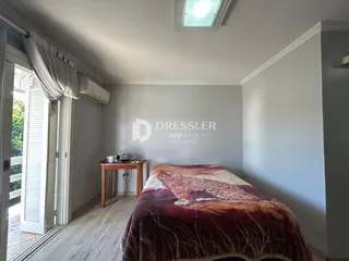 Quarto com cama e janela em um imóvel no Brasil.