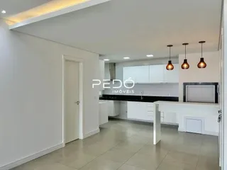 Interior de um ambiente com paredes brancas e porta branca.
