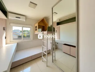 Sala de estar com bancada embutida e espelho grande refletindo o ambiente.