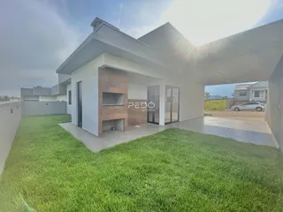 Fachada moderna de uma casa em Lajeado, Brasil, com gramado verde.