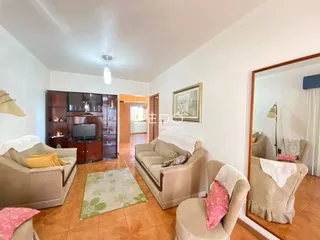 Sala de estar com sofás e piso de cerâmica em um imóvel no Brasil.
