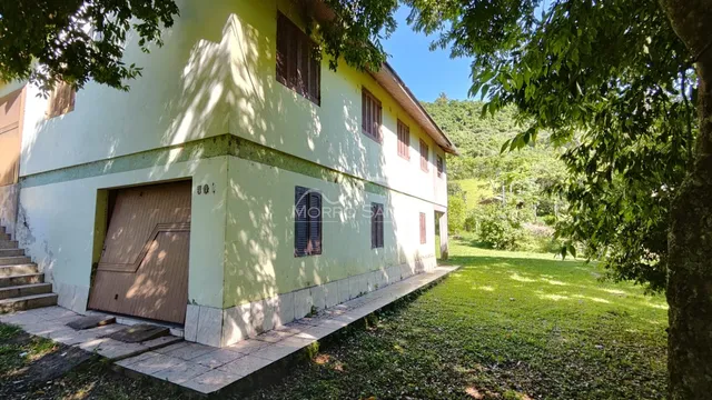 Fachada externa de uma casa em Lajeado, Brasil, com jardim gramado.