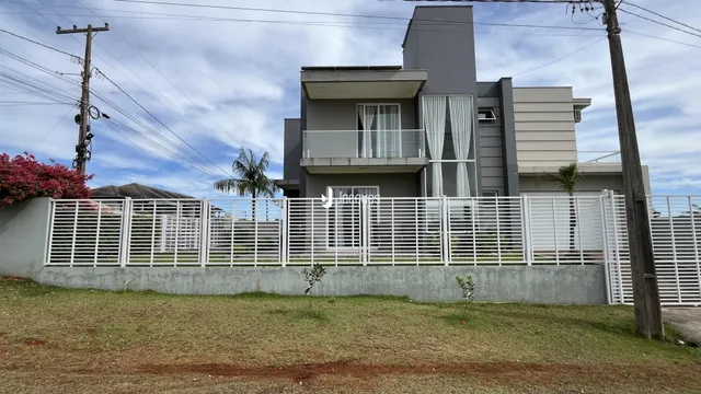 Fachada de uma casa em Lajeado, Brasil, com cerca e gramado na frente.