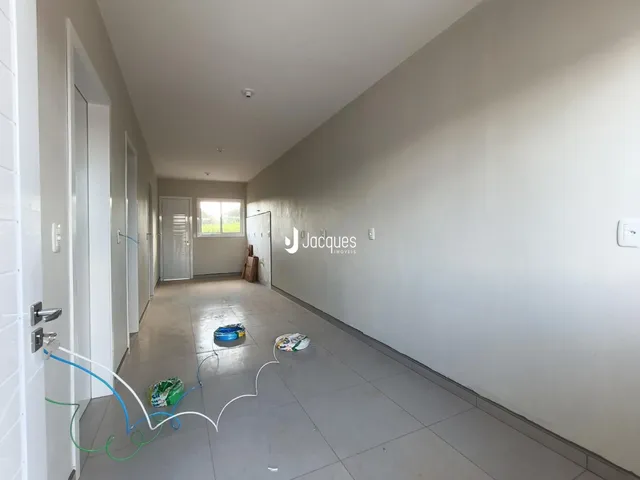 Foto do corredor interno de uma residência.