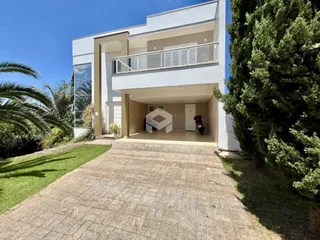 Fachada de uma casa moderna em Lajeado, Brasil, com jardim frontal e varanda.