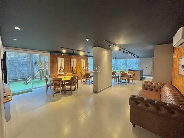 Sala de jantar com acesso a uma área externa verde.