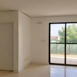 Ambiente interno com paredes brancas e piso claro.
