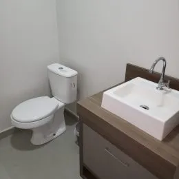 Foto de um vaso sanitário branco em um ambiente interno.