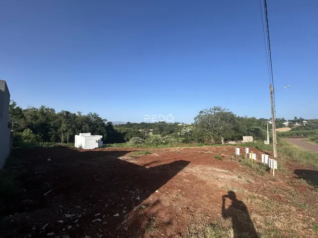 Vista externa de um terreno com vegetação ao fundo.