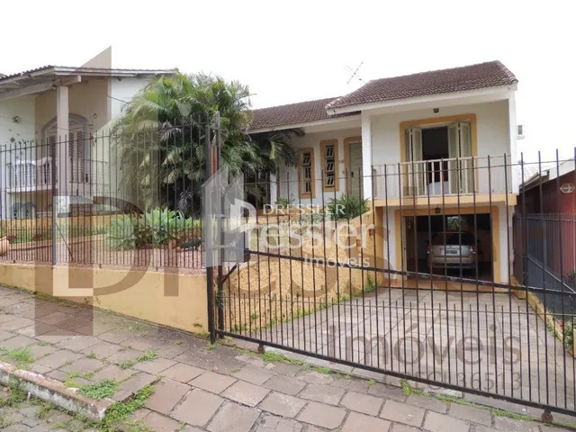 Fachada de uma residência em Lajeado, Brasil, com cerca frontal.