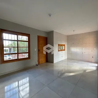 Ambiente interno com piso de cerâmica e grande janela de madeira.