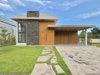 Fachada moderna de uma residência com área externa em Lajeado, Brasil.