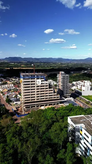 Vista aérea de um edifício grande em construção na região de Lajeado.