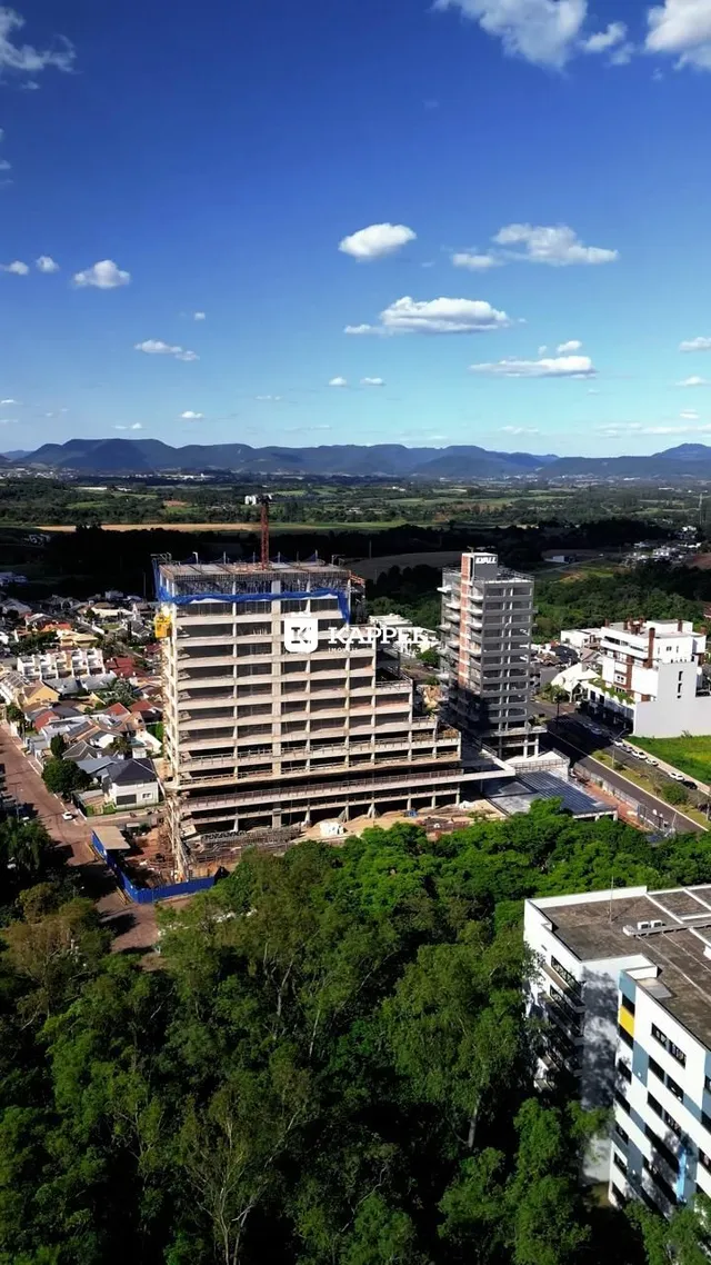 Vista aérea de um edifício grande em construção na região de Lajeado.