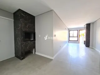 Ambiente interno com parede de mármore escuro e piso claro.