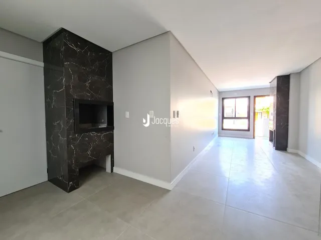 Ambiente interno com parede de mármore escuro e piso claro.