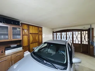 O interior da sala apresenta armários de madeira e uma porta de madeira.