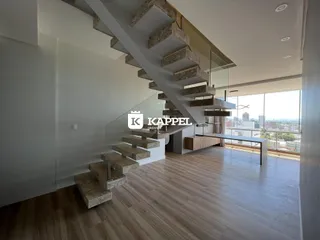 Sala de estar moderna com escadaria de pedra e vista panorâmica da cidade.