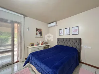 Quarto com cama e janela em um imóvel no Brasil.
