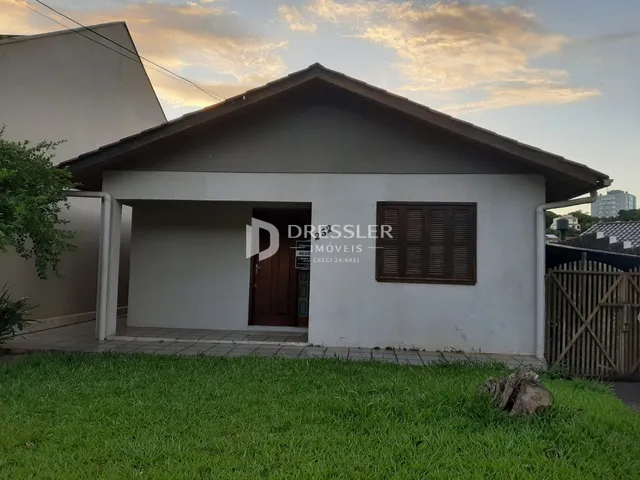 Fachada de uma casa em Lajeado, Brasil, com jardim na frente.